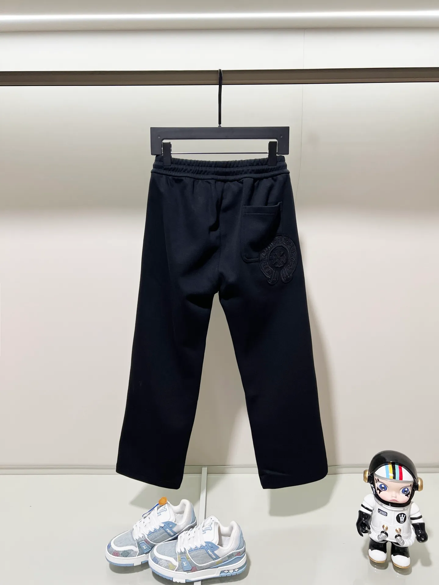 P260 chromehearts/Chrome Hearts Selection 400 custom fabric sweatpants, patched horseshoe Sanskrit cross ✝️LOGO embroidery🪡 process, official synchronization, 1:1 original mold opening, fashionable personality, versatile trend, pure original quality, original washed fabric, tag, collar label, washed wheat, complete three labels, color: black, gray. Size: M-3XL